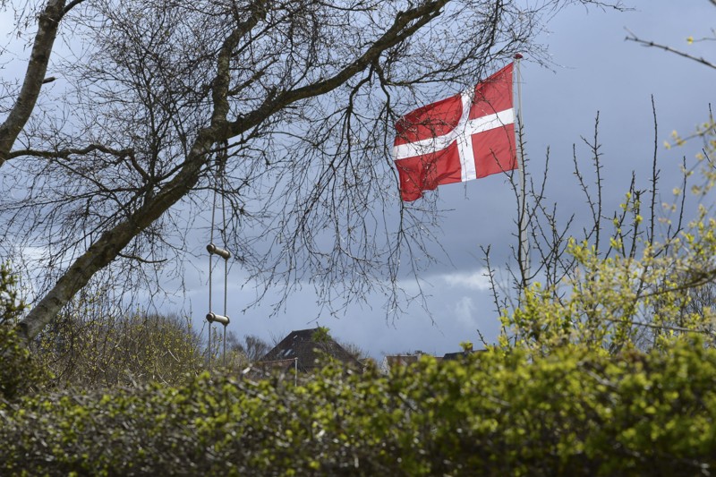 Nyd det gode vejr, og at alting grønnes, med en bog i ørerne. Arkivfoto: Mette Nielsen