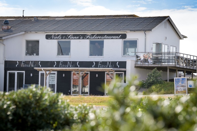 Niels og Sinnes Fiskerestaurant er kendt vidt og bredt for deres gode - og prisbillige - fiskebuffet.