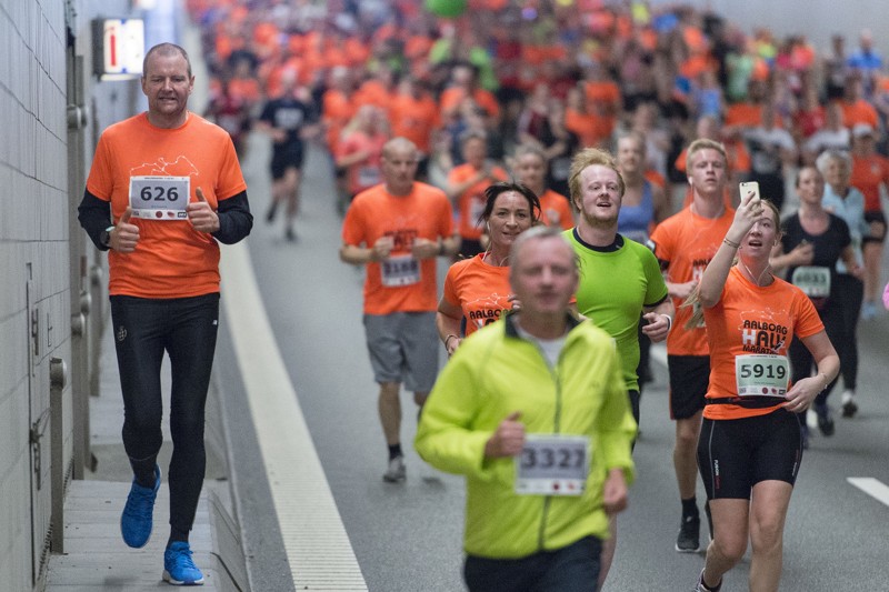 Aalborg Halvmarathon er blandt andet kendetegnet ved, at løberne skal igennem Limfjordstunnelen. Arkivfoto: Henrik Bo
