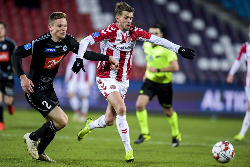 AaB's Lucas Andersen kæmper her en hård kamp om at komme først til bolden, og der skal også bruges mange kræfter på at komme til tops i Superligaen. Arkivfoto: Lars Pauli