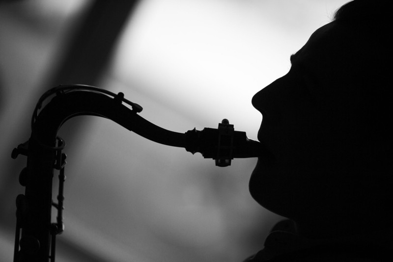 Lokale jazzmusikere spiller op til den gratis støttekoncert på Huset. Foto: Martél Andersen