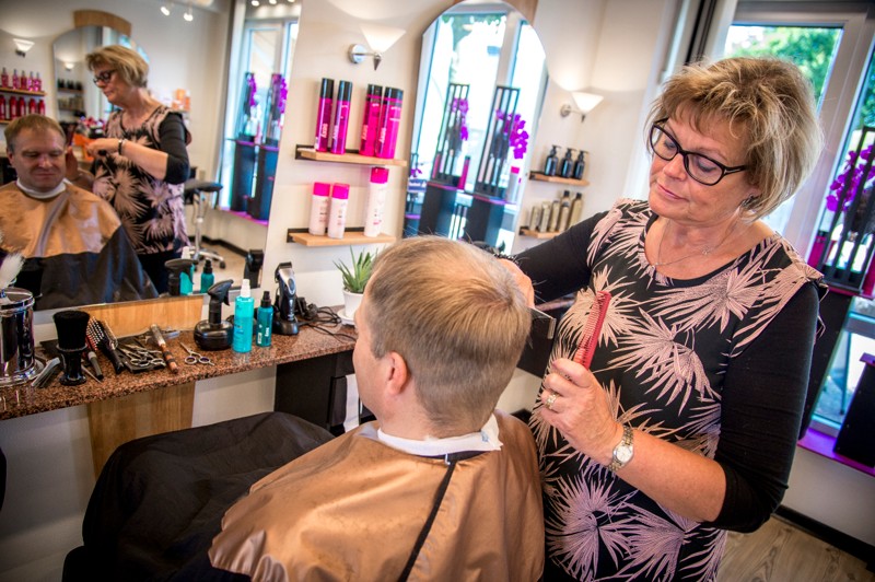 Lili Jørgensen, der har frisørsalon Vi-Ka på Adelgade, har både mandlige og kvindelige kunder. Nu har hun sat forretningen til salg.