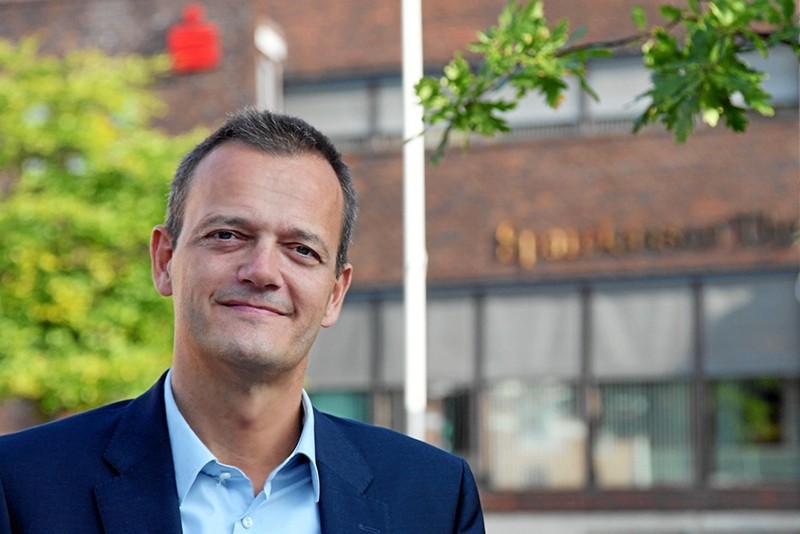 I lyset af de seneste måneders stigende inflation opfordrer sparekassedirektør Ole Beith nu bankens kunder til at tage en snak med deres bankrådgiver.