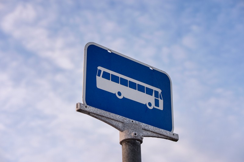 Efter besparelser på lokale busruter vil unge, der bor ude på landet på Mors, få problemer med at nå frem til de regionale busser, der skal bringe dem videre til deres uddannelse i Thisted. Men det er der nu fundet en løsning på.