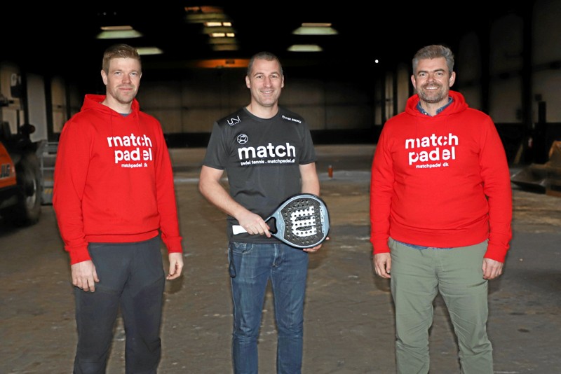 Thomas Axelsen, Thomas Jacobsen og Jesper Storhøj Sørensen (fra venstre) er de tre medinvestorer af MatchPadel Hobro, som åbner på Jyllandsvej til maj. Privatfoto