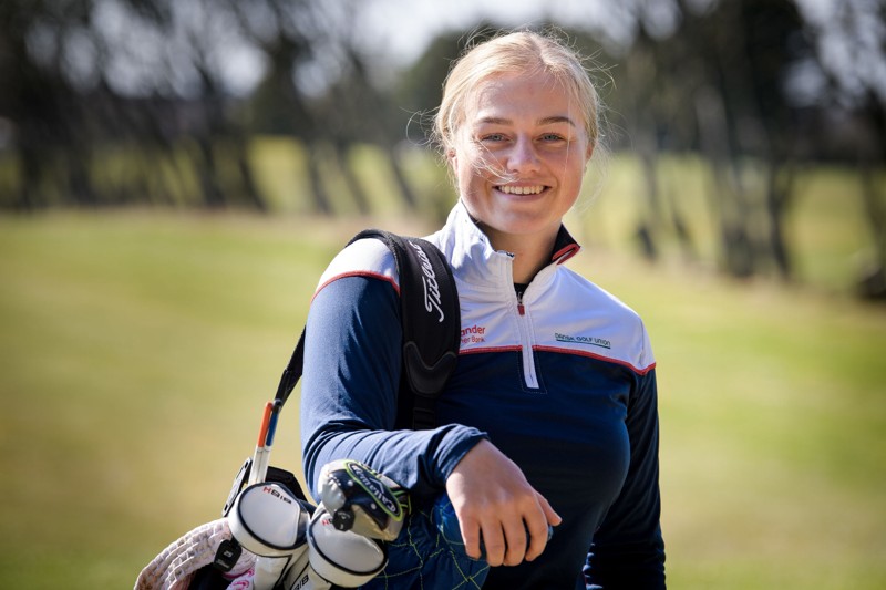 Sofie Kibsgaard Nielsen fra Morsø Golfklub er blevet godt kørende, også undervejs til banerne. 