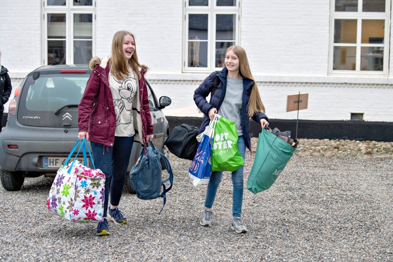 Henna Havgaard fra Skive og Nellie Broe Johansson fra Hundborg, begge 16 år, havde glædet sig meget til at få lov at vende tilbage til efterskolelivet og alle vennerne.