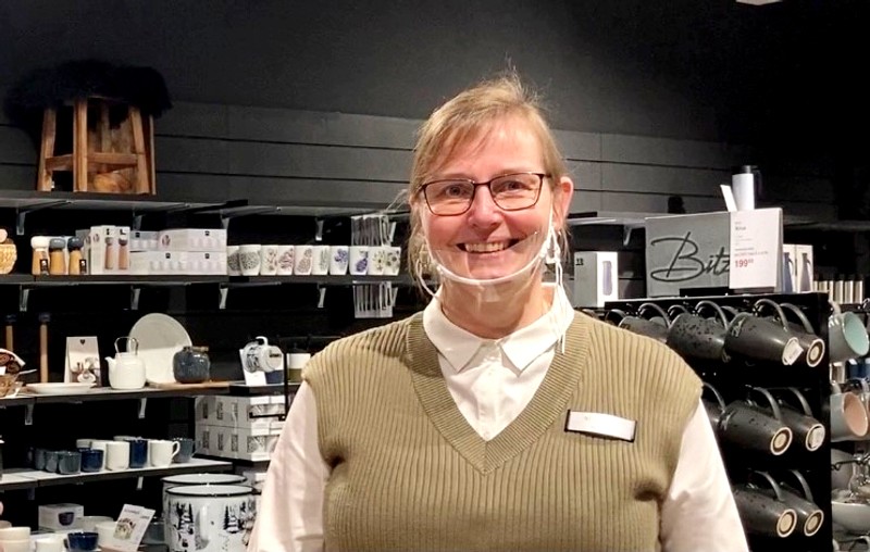 Butikschef Mette Madsen kan godt mærke at kunderne er glade for at komme ud igen. Foto: Anne Norre Hansen