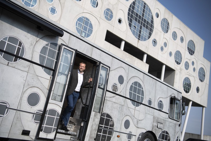 Musikkens Hus har fået en aflægger i form af en rullende koncertscene - og musikhusdirektør Lasse Rich Henningsen har masser af ideer til, hvordan den kan bruges. Foto: Mette Nielsen