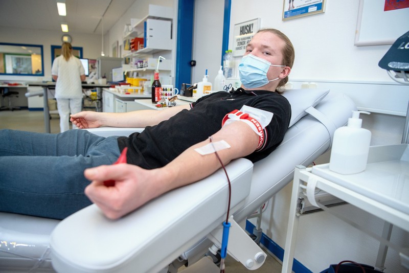 - Vi vil rigtig gerne have alle mulige mennesker med i donorkorpset, hvis de opfylder betingelserne for at blive donor. Men i særdeleshed vil jeg opfordrer flere unge mænd til at blive bloddonor, siger Per Højen, der er formand for Bloddonorerne i Vendsyssel. Mikkel Beltoft på billedet gav blod for første gang i 2021 i Hjørring. Arkivfoto: Bente Poder