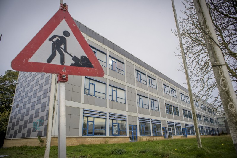 Skolen ser nærmest faldefærdig ud som den tårner sig op på hjørnet mellem Østre Allé og Sohngårdsholmvej. Arkivfoto: Martin Damgård.