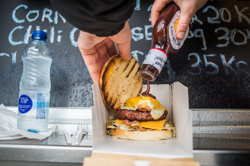 Hos Chuck Wagon kan man sætte sit eget præg på burgeren ved at give den en dosis sauce, som der findes flere end varianter 20 af.