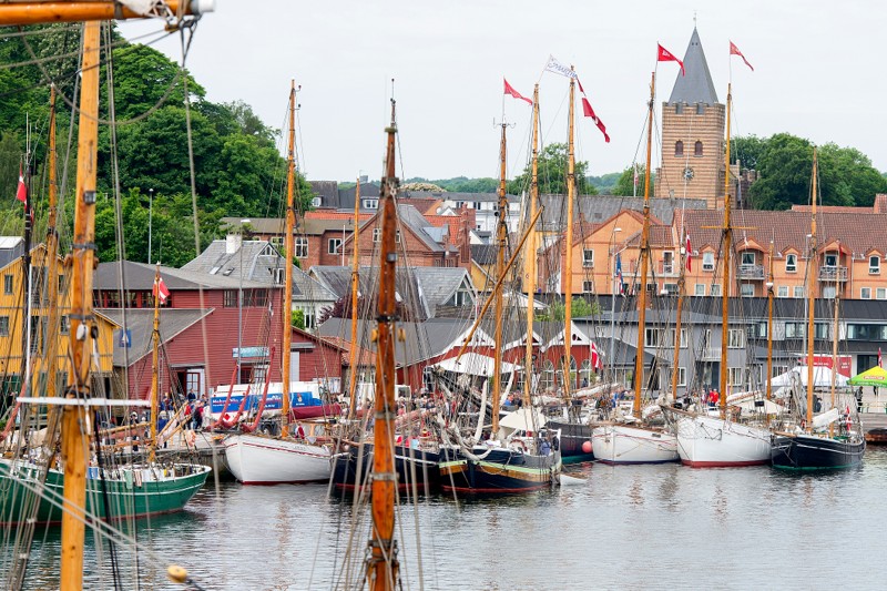 Hobro Havn får til sommer besøg af mange smukke træskibe. Dette billede er fra Træskibssammenslutningens årsmøde og pinsestævne i 2017.