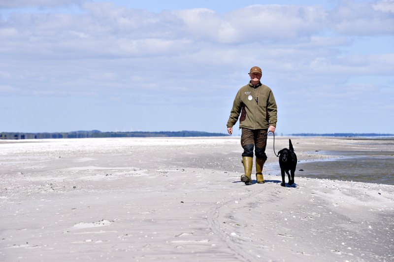 Naturvejleder Esben Buch og hans hund er kendt af næsten ethvert barn og voksen i Aalborg Kommune.