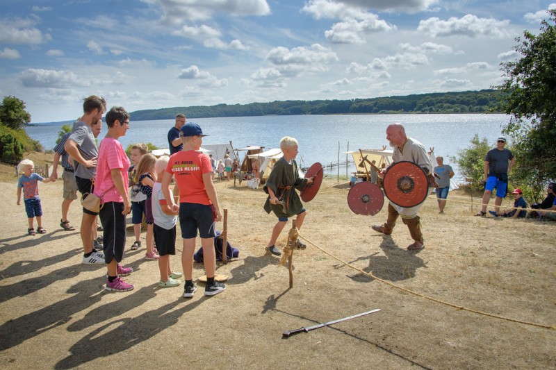 Sildehagen er ramme om et vikingemarked hver år i august. Vikingen her havde fast arbejde med igen og igen at lade sig lod ”slå ihjel” af de udfordrende børnekrigere.