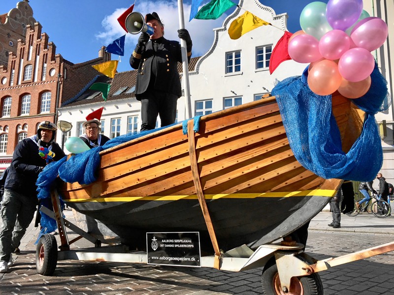 Et sikkert tegn på forår er Carrus Navalis-optoget, som ruller gennem byen.
