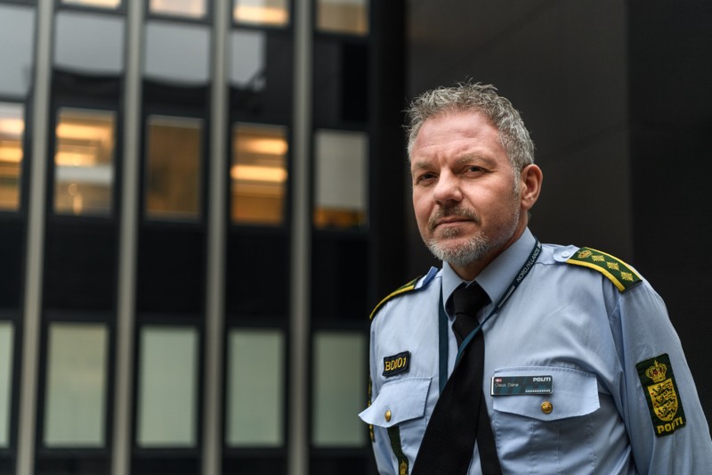 Claus Danø, politiinspektør ved Nordjyllands Politi og chef for politiets operative afdeling, bekræfter, at det bliver undersøgt, om en politihund gik for vidt, da en forsvundet 32-årig kvinde blev fundet.