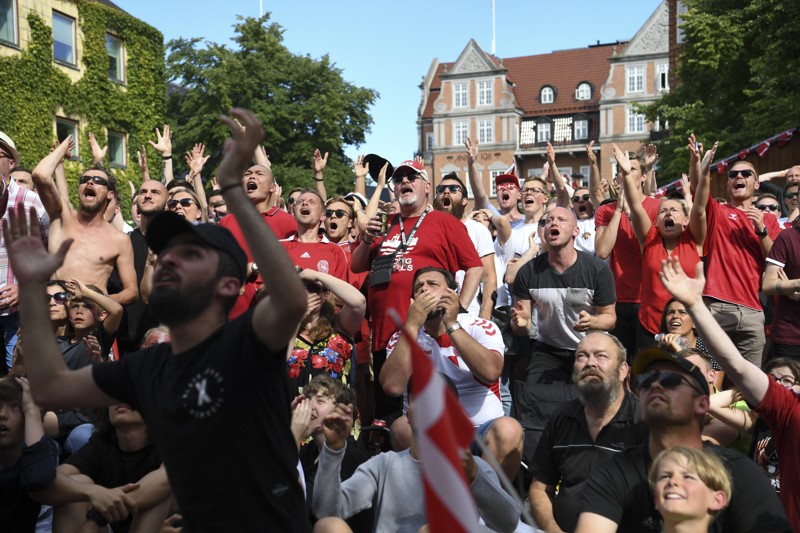 Du kan følge VM på storskærm i Gigantium. Her ses der fodbold på storskærm på Gammeltorv ved en tidligere lejighed.