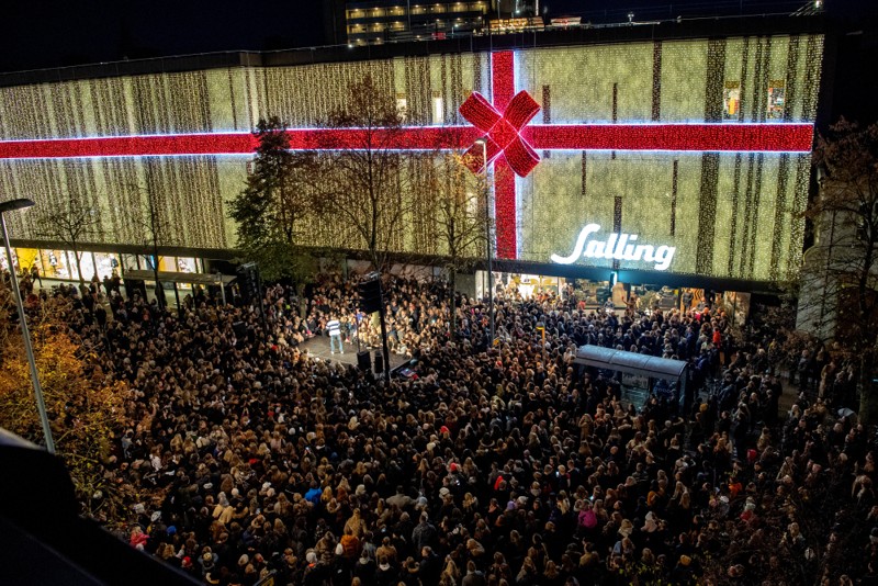 Der kommer ingen julebelysning i år på facaden hos Salling i Aalborg.
