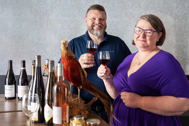 Parret Majken og Christian Green åbnede Ma Petite France i sommeren 2019. Nu er de klar til at sælge vinbaren.
