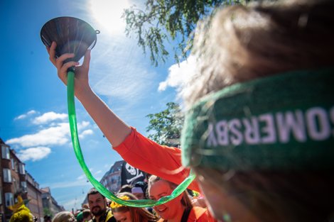 Karnevallet i Aalborg forbindes for mange med fest, fællesskab – og store mængder alkohol.