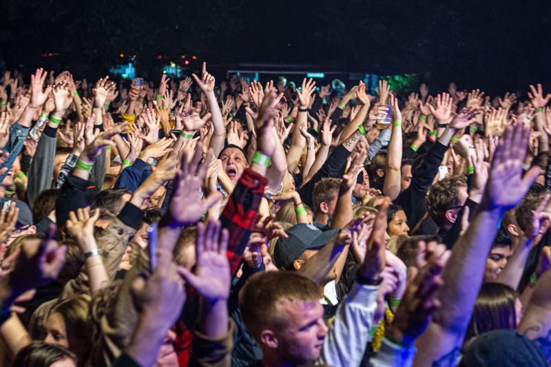 Fredagsfest i Karolinelund er lig med en koncertrække af populære kunstnere - og publikum bakker op.