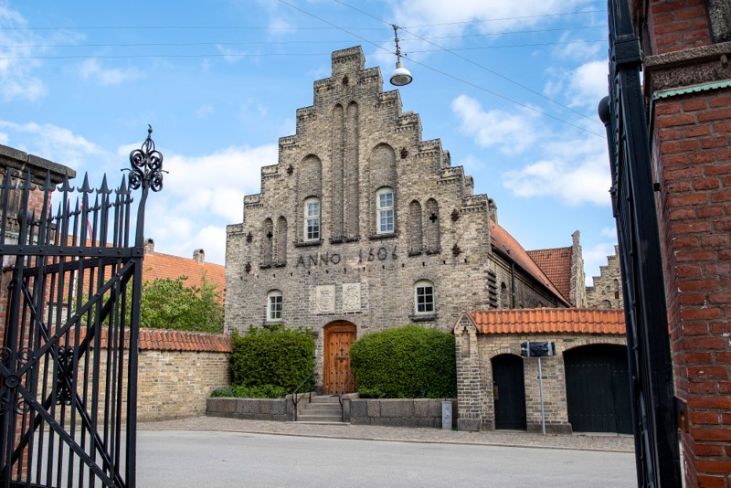 Helligåndsklosteret er et af byens væsentligste, historiske bygningsværker som stadig ligger, hvor det blev bygget for mange hundrede år siden.
