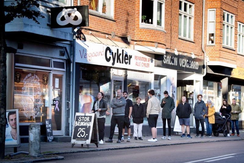 Vejgaard Bageri blev kåret som Nordjyllands bedste i 2020. Og det kan tit ses foran butikken, at bageriet er voldsomt populært.