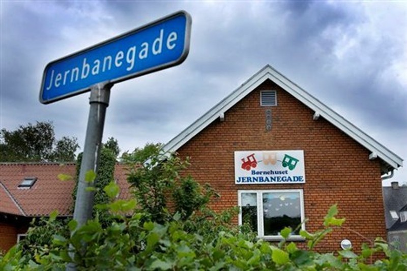 Børnehuset Jernbanegade er Hobros ældste daginstitution. Men da alt for få familier vælger at få deres børn passet i den røde murstensbygning, har kommunen fremlagt planer om at lukke børnehaven.