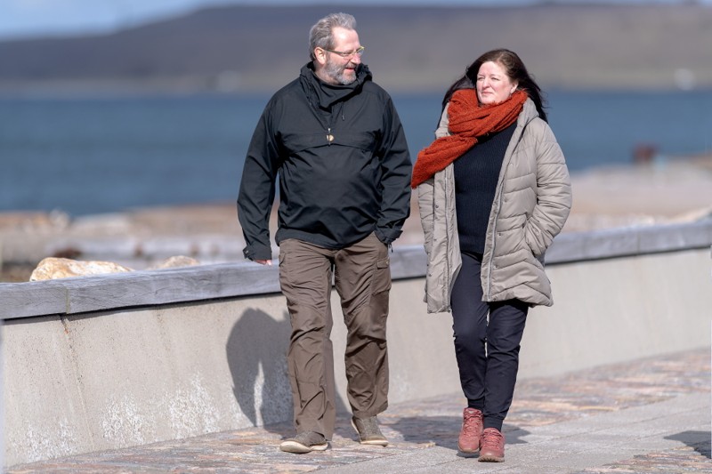 Jan Björn og kæresten Lone Kristensen bruger meget tid i naturen, hvor de henter stor inspiration til deres malerier. Nu skifter Jan Björn Limfjordens vande ud med Vesterhavet.