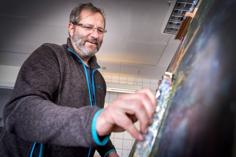 I de sidste par år har Jan Björn og Lone Kristensen været tilknyttet "Galleri 5" i Blokhus, og i løbet af den tid er kærligheden til byen vokset. Nu flytter Jan Björn fra Løgstør til Blokhus.