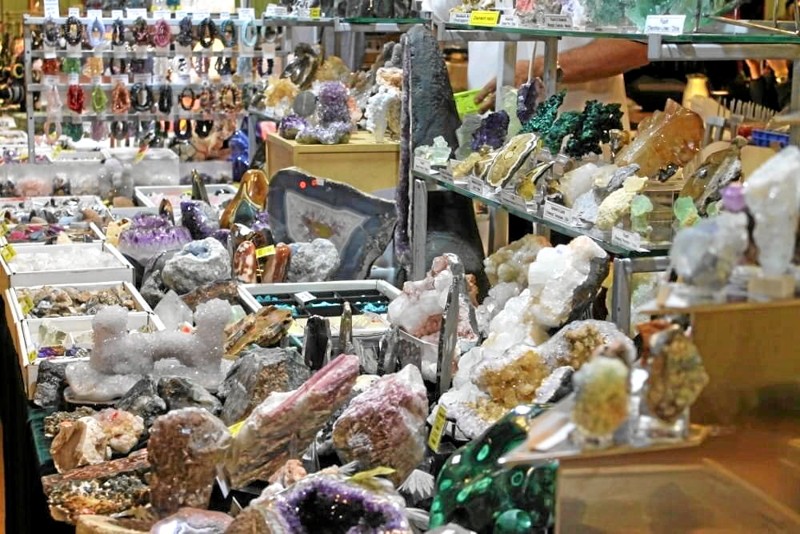 Du finder både smykker, krystaller og fossiler, når der igen er messe i KFUM-Hallen.