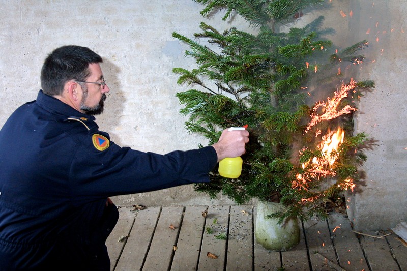 Er uheldet ude, og juletræet står i flammer, kan en vandforstøver være velegnet til at bekæmpe ilden.