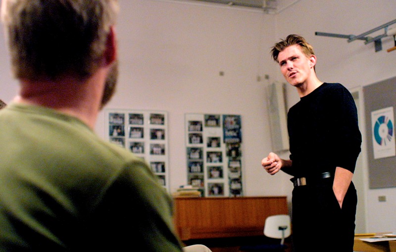 Niels Krøjgaard er en af landets førende psykologiske entertainere. Foruden underviser og oplægsholder i psykologi og manipulation kan Niels Krøjgaard også skrive tryllekunstner på sit CV.