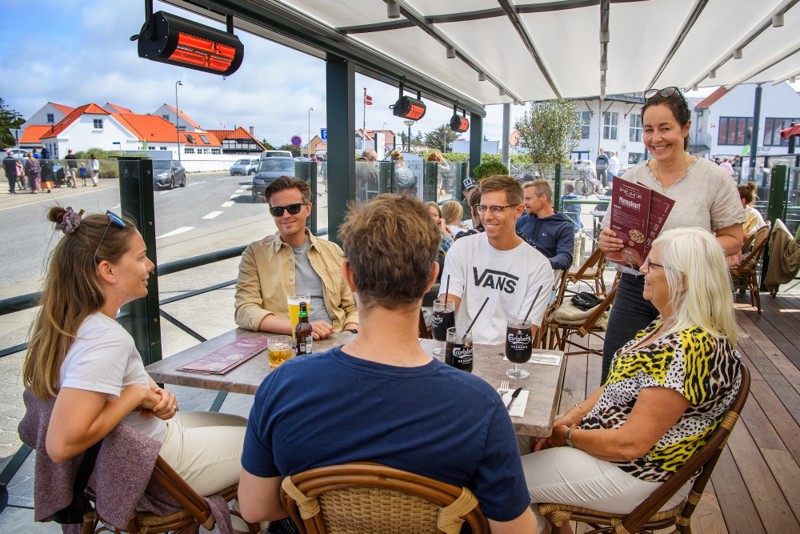 Café Peace ligger på torvet i Blokhus.