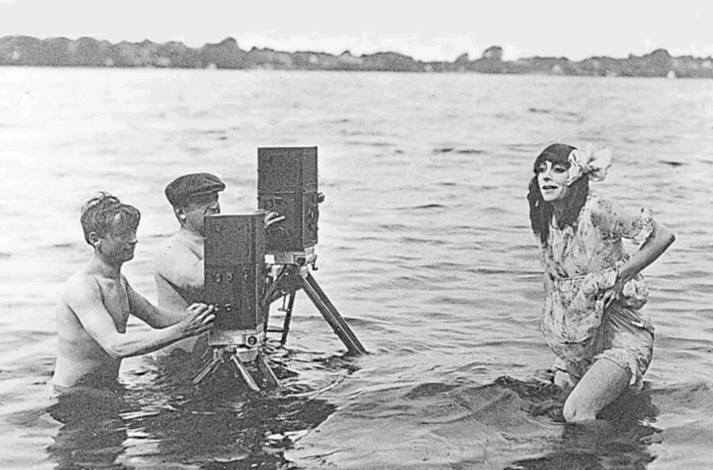 Asta Nielsen var den store diva i filmverdenen for 100 år siden. Her ses hun under optagelserne til “Den lille Engel” i 1913. I Lønstrup er det dog "Afgrunden" og "Den Sorte Drøm", der vises.