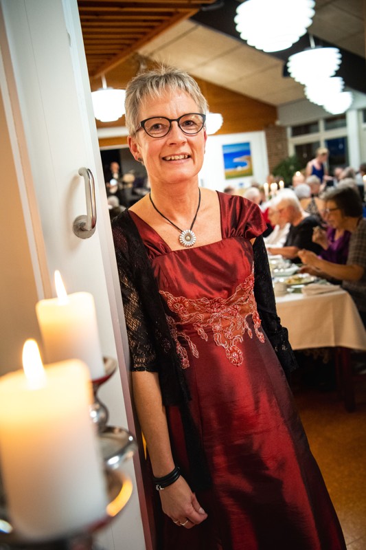 Lederen af Dragsbækcentret, Lotte Kjærgaard Bloch, ved en af de tidligere fester på centret. Nu gælder det en "charterrejse til Spanien" med grisefest. Arkivfoto: Diana Holm