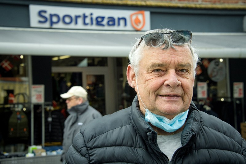 Karsten Christensen, 72 år og fra Nykøbing, nyder at kunne ose i gågaden igen. Hans ur har været i stykker, siden butikkerne lukkede, så han glædede sig til at få det repareret. Foto: Bo Lehm