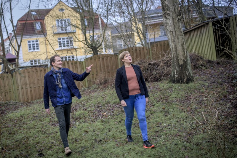Skoleleder Per Ølholm ærgrer sig over, at de unge ikke kan opføre sig ordentligt. - De mangler et sted at være i Hobro, siger han. Fotoet er taget på grunden for friskolens nye børnehave, da den stadig var i støbeskeen. Friskolen ses i baggrunden og til højre er det næstformand i bestyrelsen Lisbeth Nielsen. Arkivfoto: Martin Damgård