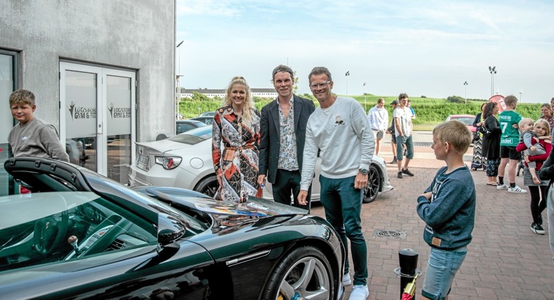 Fra venstre bestyrelsesmedlem i Løgstør Bio Annette Adamsen, Thue Ersted Rasmussen og ejeren af Porschen, Mads Peter Veilby. Foto: Mogens Lynge