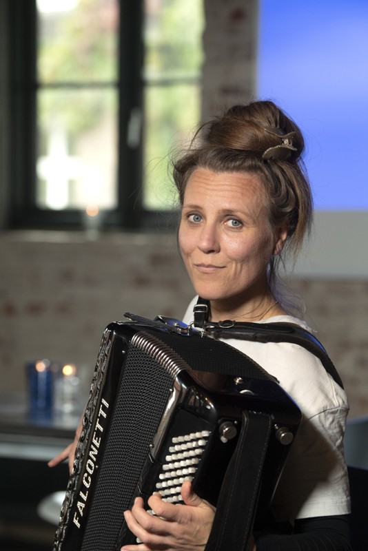 Siden hun var syv år, har Mette Duedahl Pedersen spillet på harmonika. Det ærgerer hende, at så få i Danmark har forståelse for, hvilken musik der i virkeligheden kan komme ud af instrumentet. Foto: Henrik Louis