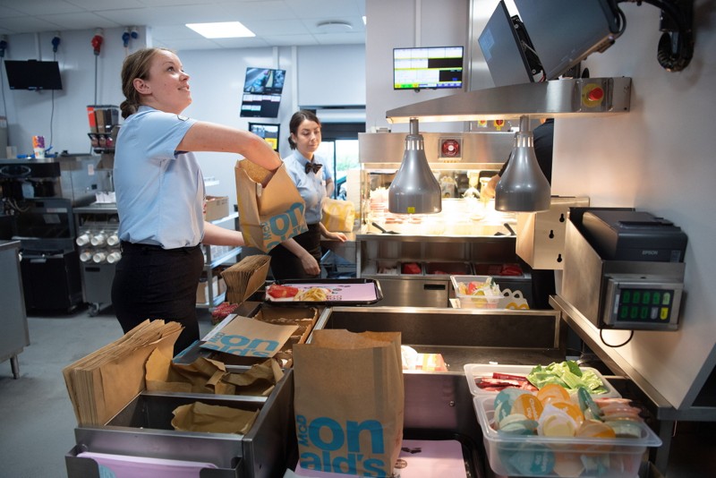 Der var gang i køkkenet i den ny McDonald’s i Brønderslev på åbningsdagen torsdag. Foto: Bente Poder