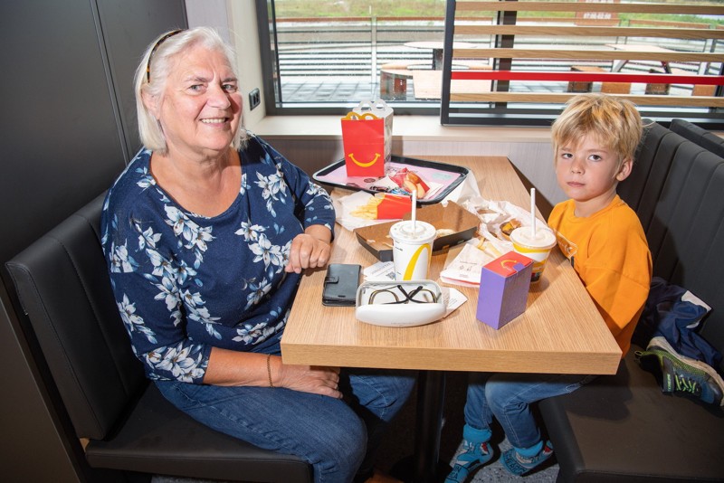 Susanne Everstsen og barnebarnet Louie hygger sig på den nye fastfood-restaurant i Brønderslev. Foto: Bente Poder