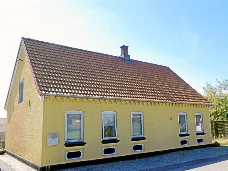 Det lille gule hus med fuld fjordudsigt kan erhverves for under én million kroner. Foto: EDC Jørgen Gravesen, Thisted