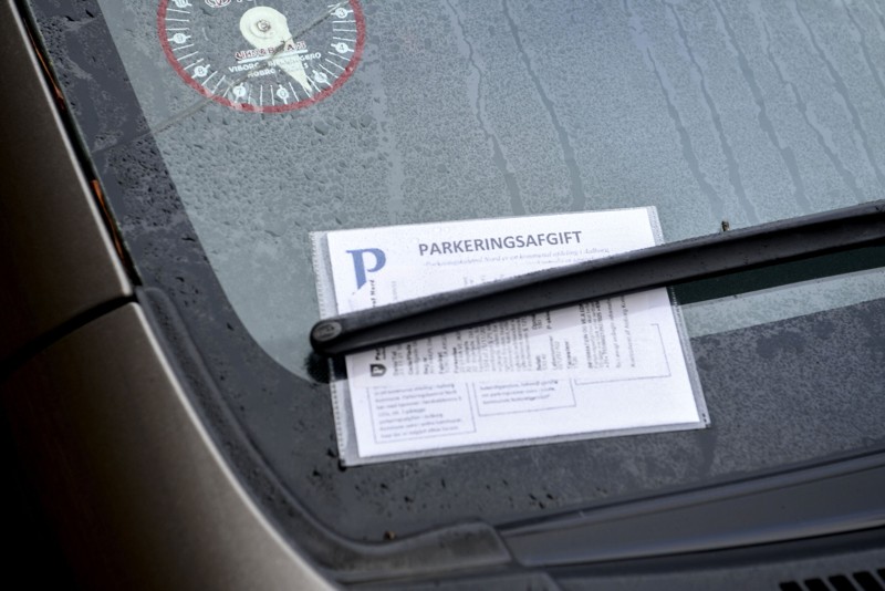 Der er flere steder i Aalborg, hvor kontrollørerne jævnligt må hive afgiftsblokken frem. Men særligt på et populært sted, har allerflest bilister fået en p-afgift i 2021. Arkivfoto: Henrik Louis