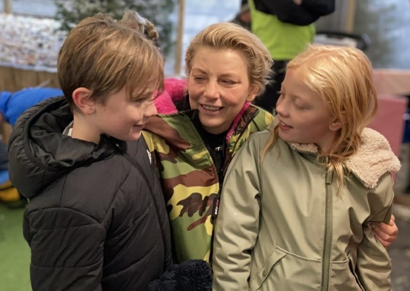 Stine Rex lægger ikke skjul på, at familiens opbakning betyder alt for hende. Her er hun med børnene Emil og Emma, efter verdensrekorden kom i hus. Foto: Niels Skovmand