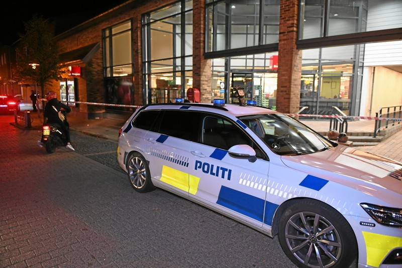 Flere politipatruljer er lørdag aften rykket til Sindal for at eftersøge en ung mand, der tidligere på aftenen begik røveri mod SuperBrugsen. Foto: Jan Pedersen