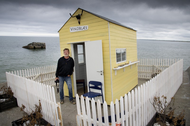 Kunstner BJørn Kromann-Andersen har lavet skulpturen Fisketotem i Øster Hurup. Her er han ved sit kunstværk Haveforeningen Danmark på en bunker ved Vigsø. Arkivfoto: Peter Mørk