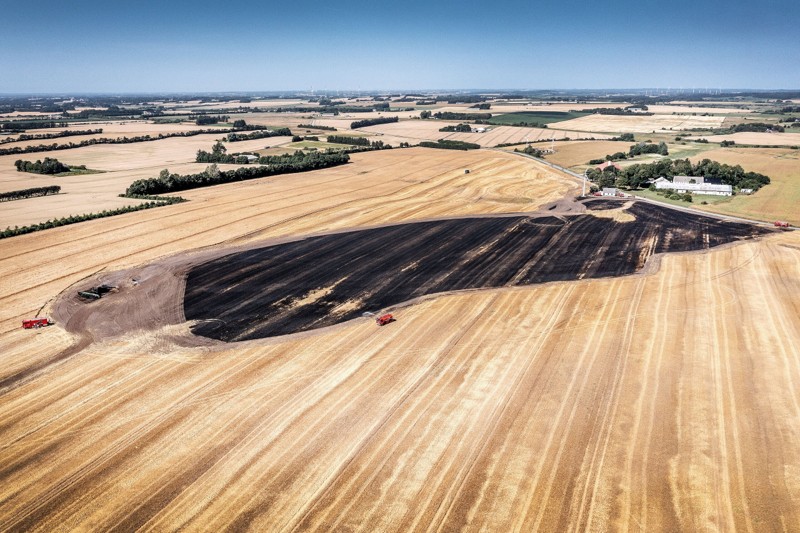 Ca. en hektar nyhøstet og knastør mark blev brændt af. Også mejetærskeren til venstre i billedet er brændt ud. Foto: Torben Hansen