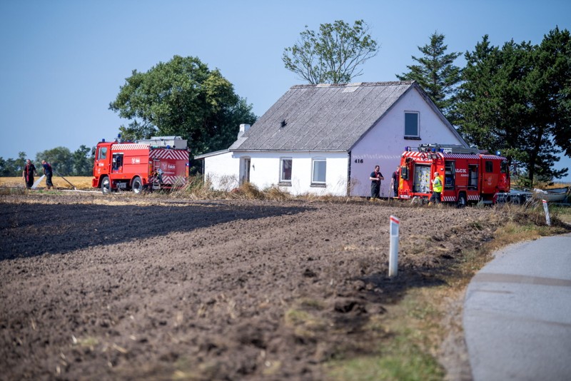 Der gik under en time fra alarmen, til brandfolkene fra Nordjyllands Beredskab havde fået markbranden under kontrol. Branden var ved at få fat i huset på billedet. Foto: Torben Hansen